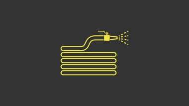 Sarı bahçe hortumu ya da yangın hortumu ikonu gri arka planda izole edilmiş. Sprey tabanca ikonu. Su ekipmanları. 4K Video hareketli grafik canlandırması