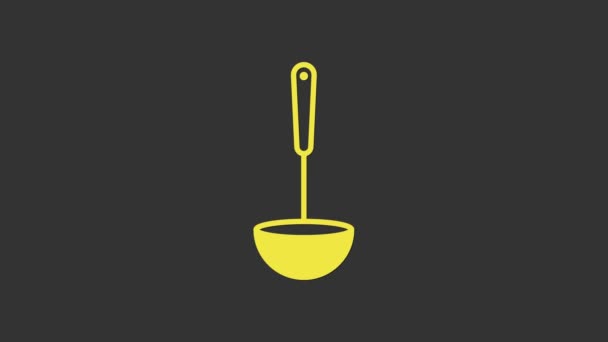 Желтая Кухня половник значок изолирован на сером фоне. Кухонная утварь. Вывеска со столовыми ложками. Видеографическая анимация 4K — стоковое видео