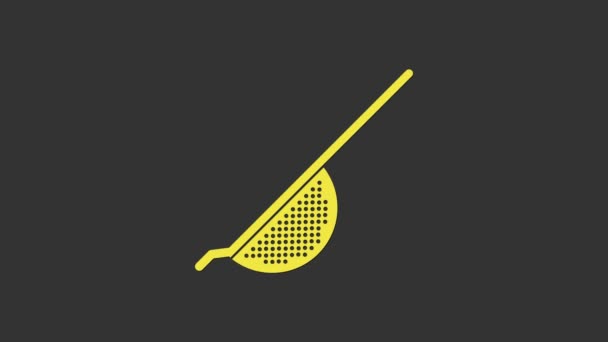 Icono de colador de cocina amarillo aislado sobre fondo gris. Utensil de cocina. Signo de cubertería. Animación gráfica de vídeo 4K — Vídeos de Stock