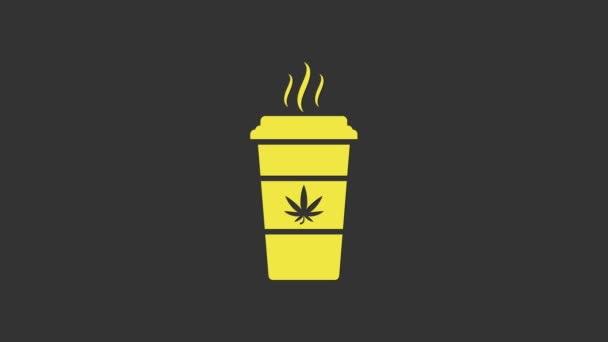 Gelbe Tasse Kaffee mit Marihuana oder Cannabisblatt auf grauem Hintergrund. Die Legalisierung von Marihuana. Hanf-Symbol. 4K Video Motion Grafik Animation — Stockvideo