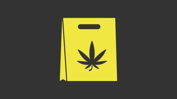 Sacchetto di carta giallo Shopping di marijuana medica o icona di foglie di cannabis isolata su sfondo grigio. Comprare cannabis. Simbolo di canapa. Animazione grafica 4K Video motion — Video Stock