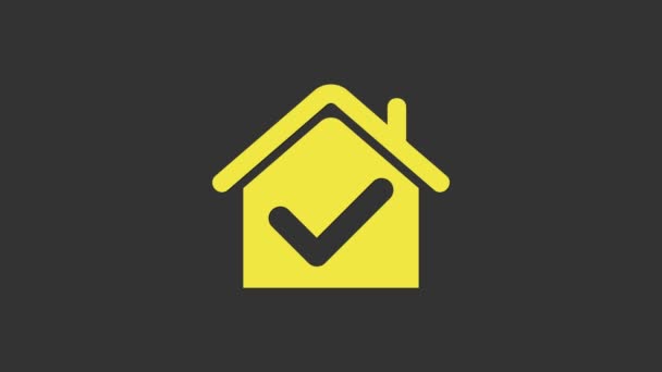 Žlutý dům se zaškrtnutou ikonou izolované na šedém pozadí. Realitní kancelář nebo chalupa město elitní třídy. Grafická animace pohybu videa 4K — Stock video