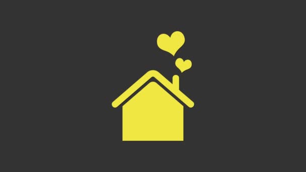 Casa amarilla con icono en forma de corazón aislado sobre fondo gris. El símbolo del amor en casa. Familia, bienes raíces y bienes raíces. Animación gráfica de vídeo 4K — Vídeos de Stock