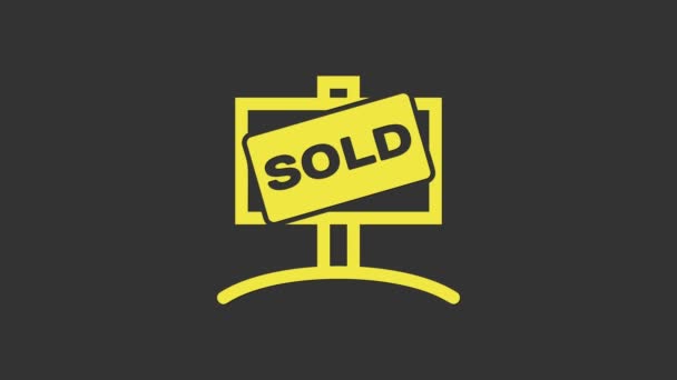 Yellow Hanging sign με κείμενο Πωλείται εικονίδιο απομονωμένο σε γκρι φόντο. Πωλήθηκε αυτοκόλλητο. Πουλήθηκε πινακίδα. 4K Γραφική κίνηση κίνησης βίντεο — Αρχείο Βίντεο