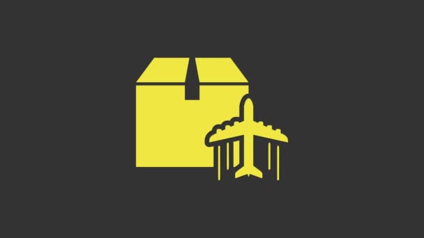 Icono de caja de cartón y plano amarillo aislado sobre fondo gris. Entrega, transporte. Entrega de carga por vía aérea. Avión con paquetes, cajas. Animación gráfica de vídeo 4K — Vídeo de stock