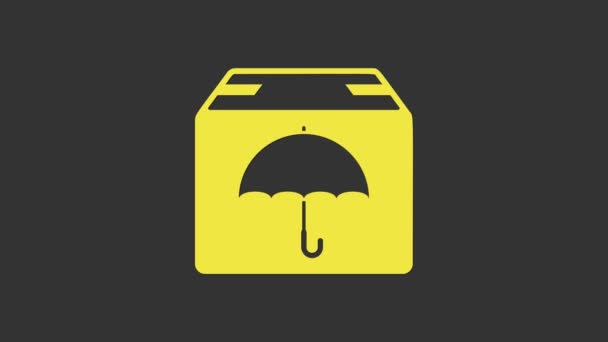 Sárga szállítási csomag esernyő szimbólum ikon elszigetelt szürke háttér. Csomagkartondoboz esernyőjellel. Logisztika és szállítás. 4K Videó mozgás grafikus animáció — Stock videók