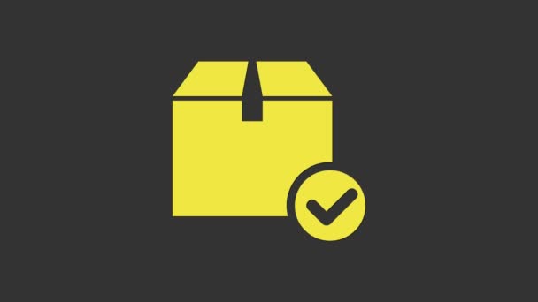 Κίτρινο κουτί συσκευασίας με εικονίδιο μάρκας ελέγχου που απομονώνεται σε γκρι φόντο. Κουτί δεμάτων με μαρκαδόρο. Εγκεκριμένη παράδοση ή επιτυχής παραλαβή πακέτου. 4K Γραφική κίνηση κίνησης βίντεο — Αρχείο Βίντεο