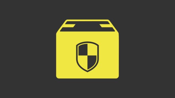 Символ безопасности желтой упаковки с логотипом на сером фоне. Страховка доставки. Застрахованные картонные коробки за щитом. Видеографическая анимация 4K — стоковое видео
