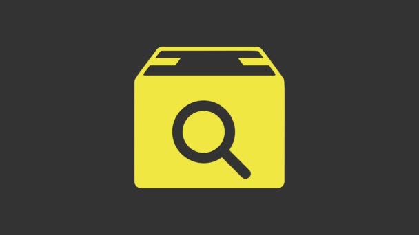 Icono de paquete de búsqueda amarillo aislado sobre fondo gris. Símbolo de seguimiento de paquetes. Lupa y caja de cartón. Logística y entrega. Animación gráfica de vídeo 4K — Vídeo de stock