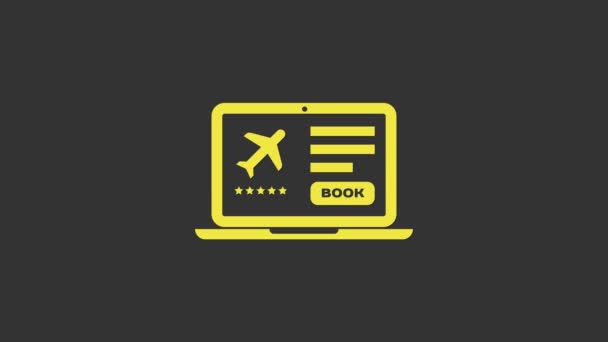 Żółty laptop z elektroniczną kartą pokładową ikona biletu lotniczego odizolowana na szarym tle. Bilet mobilny samolotu pasażerskiego na stronę internetową i aplikację. 4K Animacja graficzna ruchu wideo — Wideo stockowe