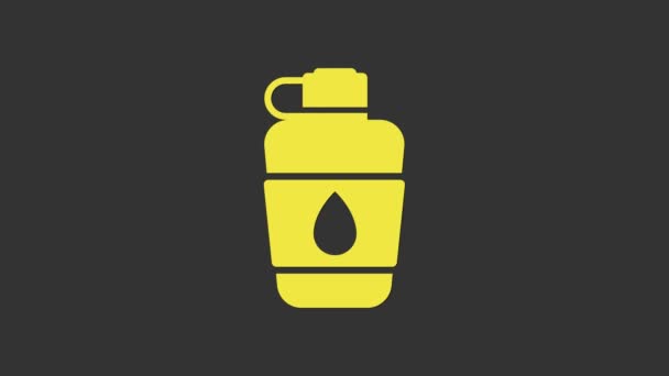 Icono de la botella de agua de la cantina amarilla aislado sobre fondo gris. Icono del frasco turístico. Tarro de uso del agua en la campaña. Animación gráfica de vídeo 4K — Vídeo de stock