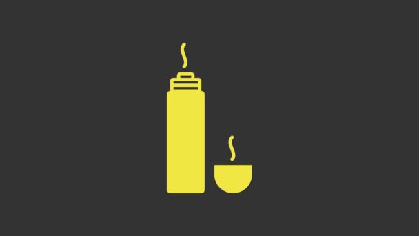 Ícone amarelo do recipiente de Thermos isolado no fundo cinzento. Ícone de garrafa térmica. Equipamento de campismo e caminhadas. Animação gráfica em movimento de vídeo 4K — Vídeo de Stock