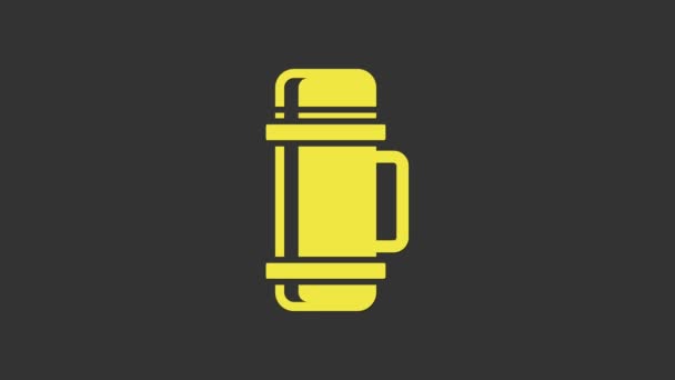 Ícone amarelo do recipiente de Thermos isolado no fundo cinzento. Ícone de garrafa térmica. Equipamento de campismo e caminhadas. Animação gráfica em movimento de vídeo 4K — Vídeo de Stock