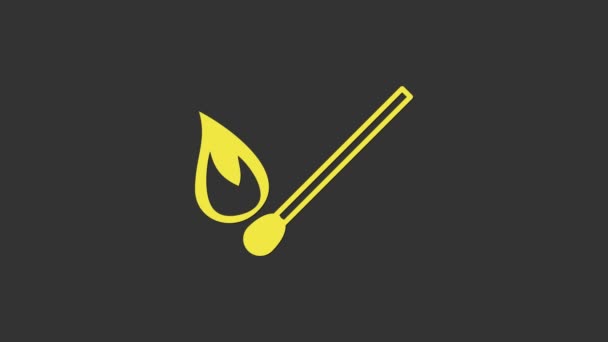 Žlutá zápalná sirka s ikonou ohně izolovanou na šedém pozadí. Zápas s ohněm. Zápalky. Grafická animace pohybu videa 4K — Stock video