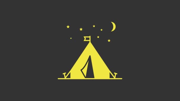 Žlutý turistický stan s ikonou vlajky izolované na šedém pozadí. Kempingový symbol. Grafická animace pohybu videa 4K — Stock video