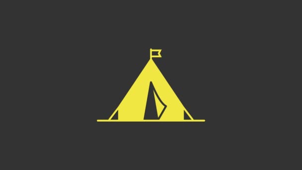 Желтый шатер с значком флага на сером фоне. Символ лагеря. Видеографическая анимация 4K — стоковое видео