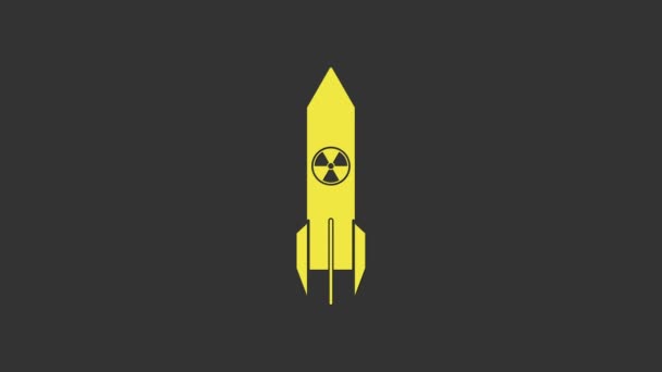 黄色の核ロケットのアイコンは灰色の背景に隔離されました。ロケット爆弾が飛ぶ。4Kビデオモーショングラフィックアニメーション — ストック動画