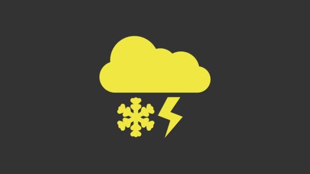 グレーの背景に雪と雷のアイコンが隔離された黄色の雲。雪の結晶で雲。シングルウェザーアイコン。雪のサインだ。4Kビデオモーショングラフィックアニメーション — ストック動画
