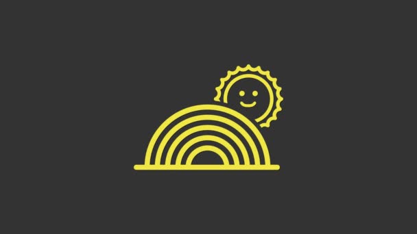 Arco iris amarillo con icono del sol aislado sobre fondo gris. Animación gráfica de vídeo 4K — Vídeos de Stock