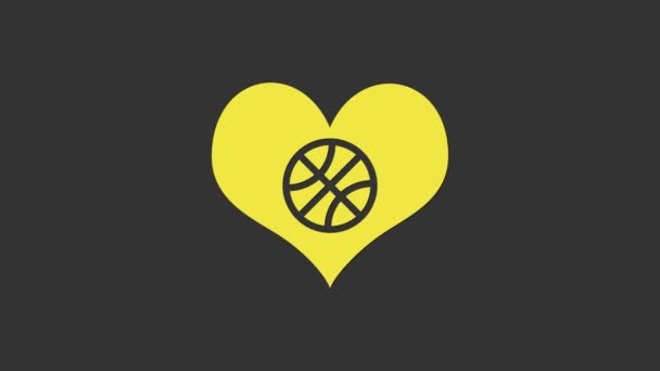 Coração amarelo com bola de basquete dentro ícone isolado no fundo cinza. Amor de basquetebol. Animação gráfica em movimento de vídeo 4K — Vídeo de Stock