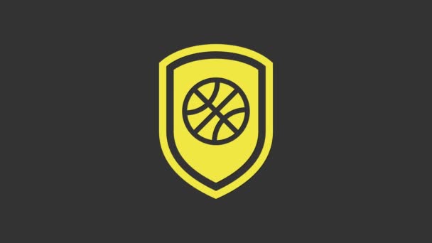 Escudo amarelo na bola de basquete dentro ícone isolado no fundo cinza. Animação gráfica em movimento de vídeo 4K — Vídeo de Stock