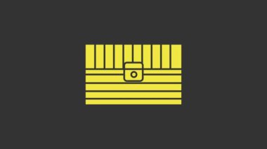 Sarı Antika hazine sandığı, gri arka planda izole edilmiş. Altın sikkeli klasik tahta sandık. 4K Video hareketli grafik canlandırması