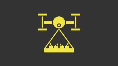 İHA kontrollü Sarı Akıllı Çiftlik gri arka planda izole edilmiş hasat simgesini topluyor. Tarım şirketi için icat teknolojisi. 4K Video hareketli grafik canlandırması