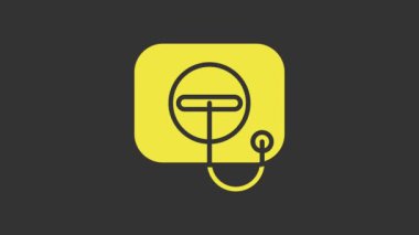 Benzin istasyonu ikonunda sarı yağ dolgu kapağı açılıyor. Gri arkaplanda izole edilmiş. 4K Video hareketli grafik canlandırması