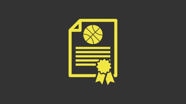 Plantilla de certificado amarillo icono de premio de baloncesto aislado sobre fondo gris. Logro, premio, título, beca, conceptos de diploma. Animación gráfica de vídeo 4K — Vídeos de Stock