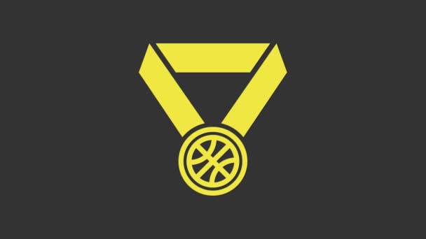 Gele basketbal medaille met lint pictogram geïsoleerd op grijze achtergrond. 4K Video motion grafische animatie — Stockvideo