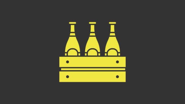 Žluté balení lahviček od piva ikona izolované na šedém pozadí. Dřevěná krabice a láhve od piva. Krabice od piva. Grafická animace pohybu videa 4K — Stock video