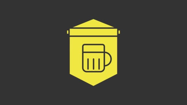 Cartello giallo Street con vetro di icona della birra isolato su sfondo grigio. Adatto per pubblicità bar, caffè, pub, ristorante. Animazione grafica 4K Video motion — Video Stock