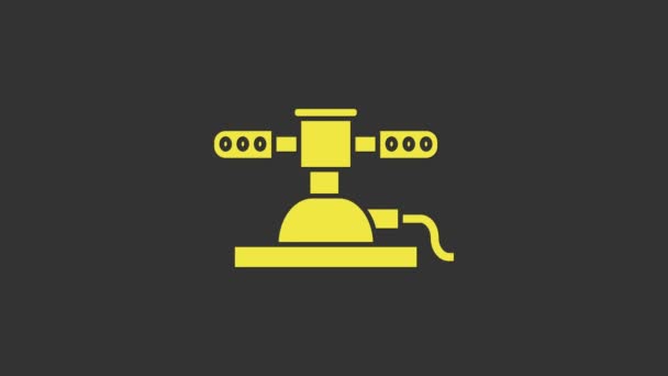 Κίτρινοι αυτόματοι ψεκαστήρες νερού απομονώνονται σε γκρι φόντο. Εξοπλισμός ποτίσματος. Στοιχείο κήπου. Εικόνα πιστολιού. 4K Γραφική κίνηση κίνησης βίντεο — Αρχείο Βίντεο