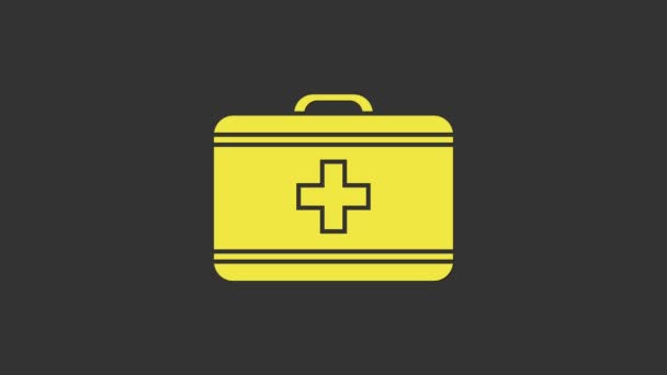 Κίτρινη εικόνα κιτ πρώτων βοηθειών απομονωμένη σε γκρι φόντο. Ιατρικό κουτί με σταυρό. Ιατρικός εξοπλισμός για έκτακτη ανάγκη. Υγιεινή έννοια. 4K Γραφική κίνηση κίνησης βίντεο — Αρχείο Βίντεο