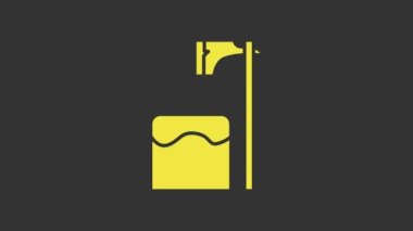 Ağaç bloğu simgesinde sarı cellat baltası gri arkaplanda izole edilmiş. Cellat, işkenceci, cellat, işkenceci, kasap, cellat. 4K Video hareketli grafik canlandırması