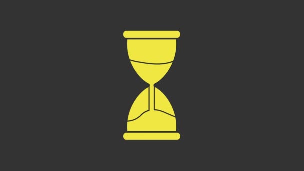 Żółta Stara klepsydra z płynącą ikoną piasku na szarym tle. Piaskowy znak zegara. Koncepcja zarządzania czasem i biznesem. 4K Animacja graficzna ruchu wideo — Wideo stockowe