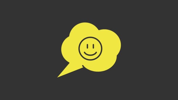 Bolha de fala amarela com ícone de rosto de sorriso isolado no fundo cinza. Emoticon sorridente. Feliz símbolo de chat sorridente. Animação gráfica em movimento de vídeo 4K — Vídeo de Stock