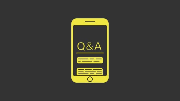 Желтый мобильный телефон с значком "Вопрос и восклицание" изолирован на сером фоне. Часто задаваемые вопросы. Видеографическая анимация 4K — стоковое видео