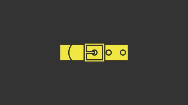 Cinto de couro amarelo com ícone de fivela de aço abotoado isolado no fundo cinza. Animação gráfica em movimento de vídeo 4K — Vídeo de Stock