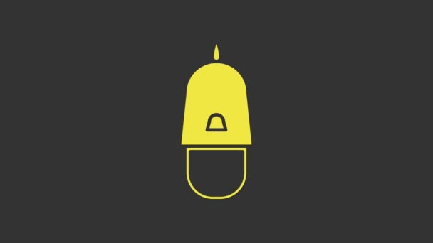 Gorra de policía amarilla con icono de escarapela aislado sobre fondo gris. Señal de sombrero de policía. Animación gráfica de vídeo 4K — Vídeo de stock