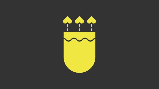Жовтий ківер і стріли з іконою серця ізольовані на сірому фоні. Символ Купідона. Знак любові. Валентинів день концепції. 4K Відеографічна анімація — стокове відео