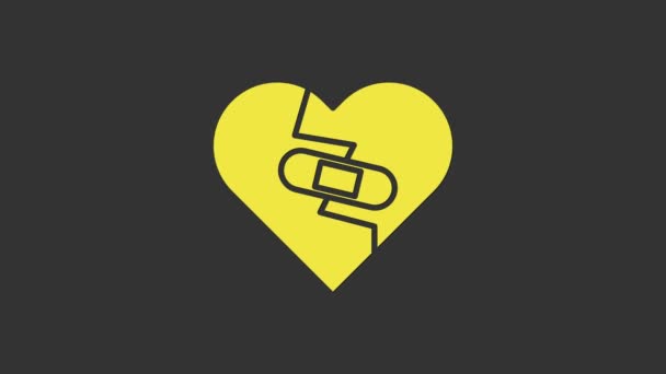 Corazón roto curado amarillo o icono de divorcio aislado sobre fondo gris. Corazón destrozado y remendado. Símbolo de amor. Día de San Valentín. Animación gráfica de vídeo 4K — Vídeos de Stock