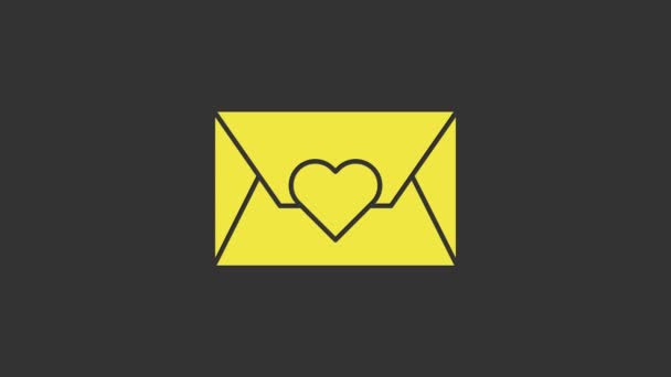 Busta gialla con icona del cuore di San Valentino isolata su sfondo grigio. Messaggio d'amore. Lettera amore e romanticismo. Animazione grafica 4K Video motion — Video Stock