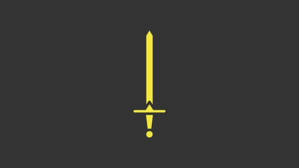 Icono de espada medieval amarilla aislado sobre fondo gris. Arma medieval. Animación gráfica de vídeo 4K — Vídeo de stock