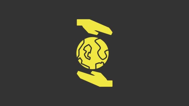 Gelbe Menschenhände mit Erdglobus-Symbol isoliert auf grauem Hintergrund. Save Earth Konzept. 4K Video Motion Grafik Animation — Stockvideo