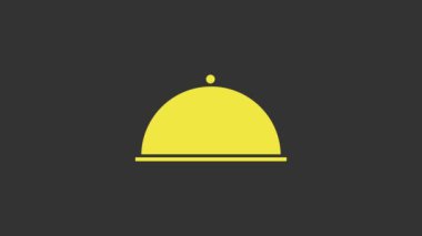 Gri arka planda izole edilmiş bir tepsi yiyecek ikonu ile kaplanmış. Tepsi ve kapak. Kapaklı bir restoran saati. Mutfak eşyaları sembolü. 4K Video hareketli grafik canlandırması