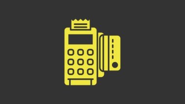 Gri arkaplanda sarı POS terminali ve eklenmiş kredi kartı ve yazdırılmış alıcı simgesi var. NFC ödeme konsepti. 4K Video hareketli grafik canlandırması