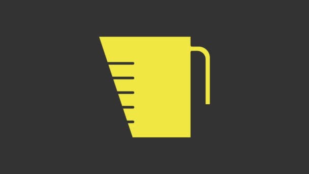 Желтый Измерительная чашка для измерения сухой и жидкой пищевой значок изолирован на сером фоне. Пластиковый маячок с ручкой. Видеографическая анимация 4K — стоковое видео