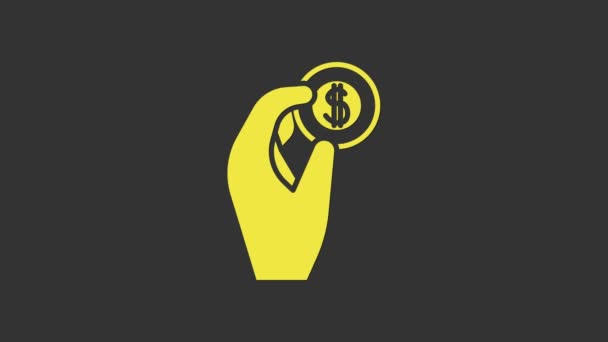 黄色の手を灰色の背景に隔離されたコインマネーアイコンを保持。ドルまたは米ドル記号。現金銀行の通貨記号。4Kビデオモーショングラフィックアニメーション — ストック動画