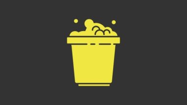 Gri arkaplanda sabun köpüğü simgesi olan sarı kova. Sulu kase. Çamaşır yıkama, temizlik malzemeleri. 4K Video hareketli grafik canlandırması